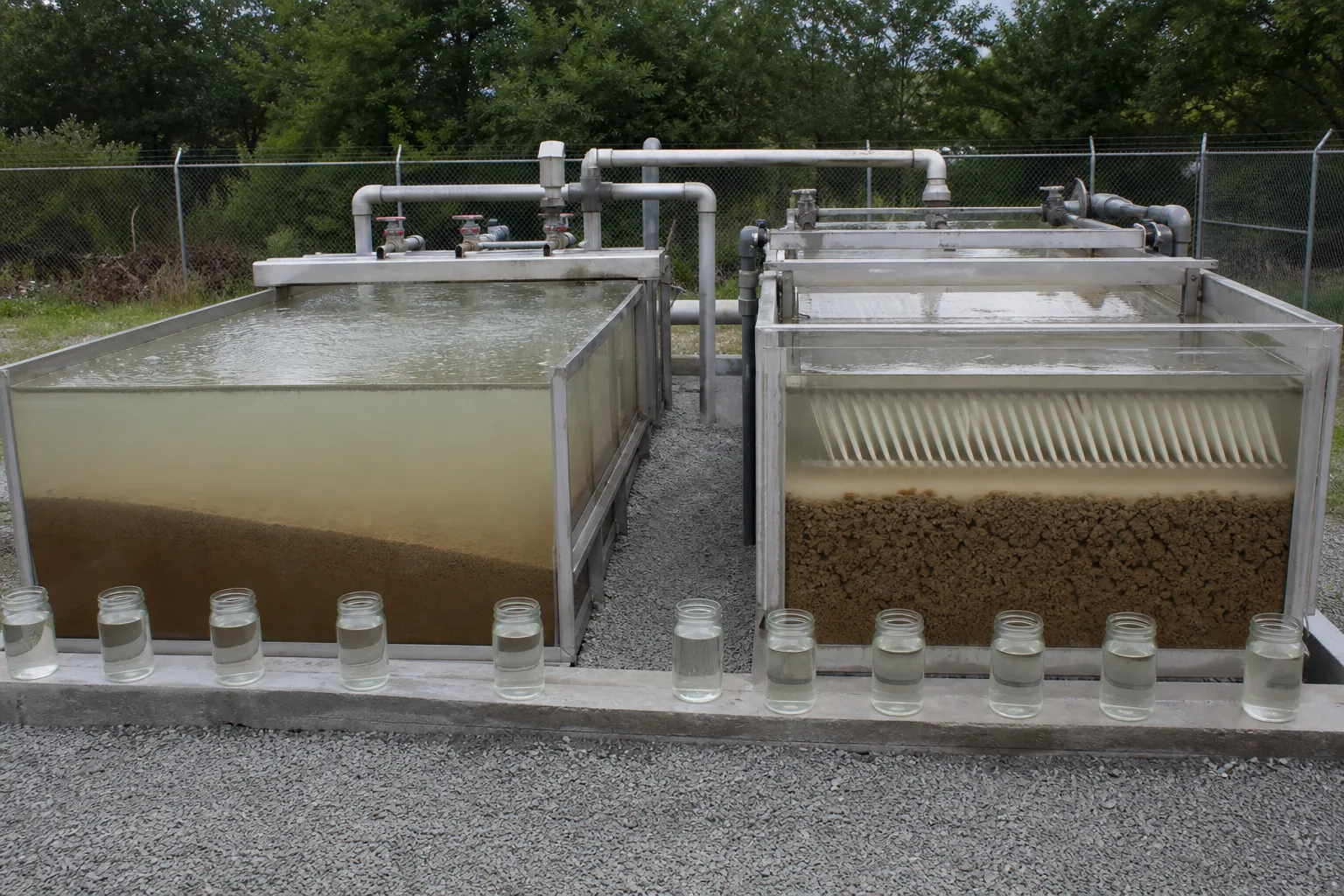 A same-footprint comparison shows more area, but floc quality still governs：Conventional surface/long path、Inclined short settling paths、Sludge blankets and underflow、Paired effluent samples